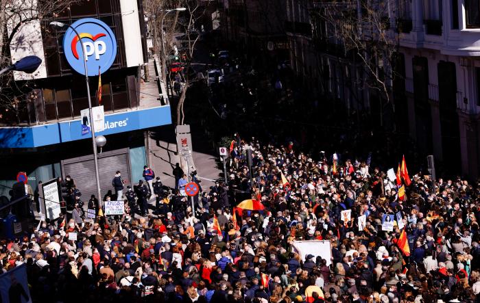 "¡Envidioso! ¡Cobarde!": Miles de personas cortan la calle Génova en apoyo a Ayuso
