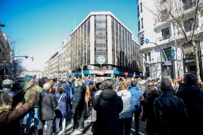 "¡Envidioso! ¡Cobarde!": Miles de personas cortan la calle Génova en apoyo a Ayuso
