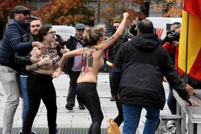 Manifestantes franquistas intentan agredir a tres activistas de FEMEN que protestaron contra la marcha