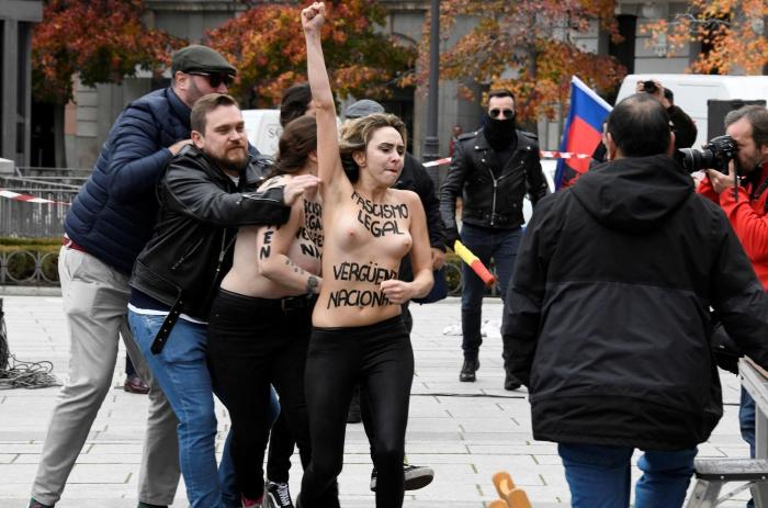 Manifestantes franquistas intentan agredir a tres activistas de FEMEN que protestaron contra la marcha