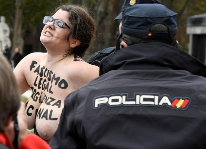 Manifestantes franquistas intentan agredir a tres activistas de FEMEN que protestaron contra la marcha