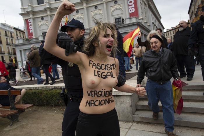 Manifestantes franquistas intentan agredir a tres activistas de FEMEN que protestaron contra la marcha