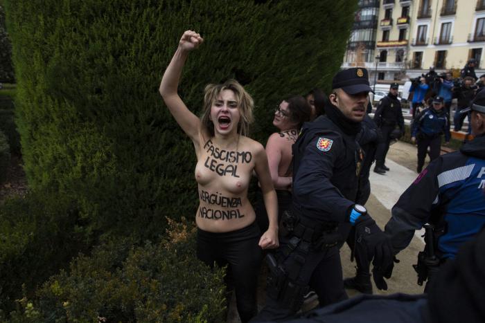 Manifestantes franquistas intentan agredir a tres activistas de FEMEN que protestaron contra la marcha