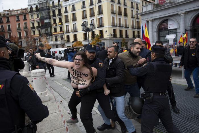 Manifestantes franquistas intentan agredir a tres activistas de FEMEN que protestaron contra la marcha