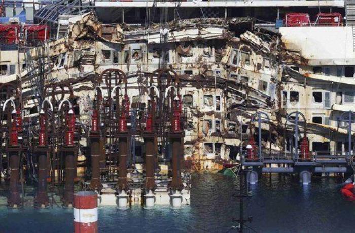 Costa Concordia time-lapse (VÍDEO): el barco vuelve a flotar antes de su traslado a Génova (FOTOS)