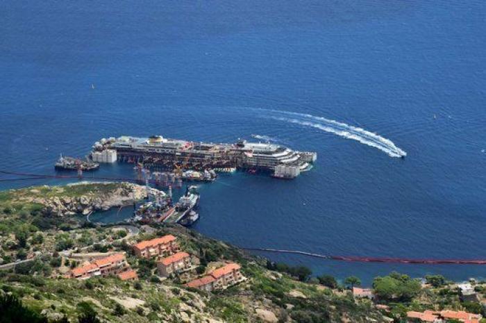 Costa Concordia time-lapse (VÍDEO): el barco vuelve a flotar antes de su traslado a Génova (FOTOS)