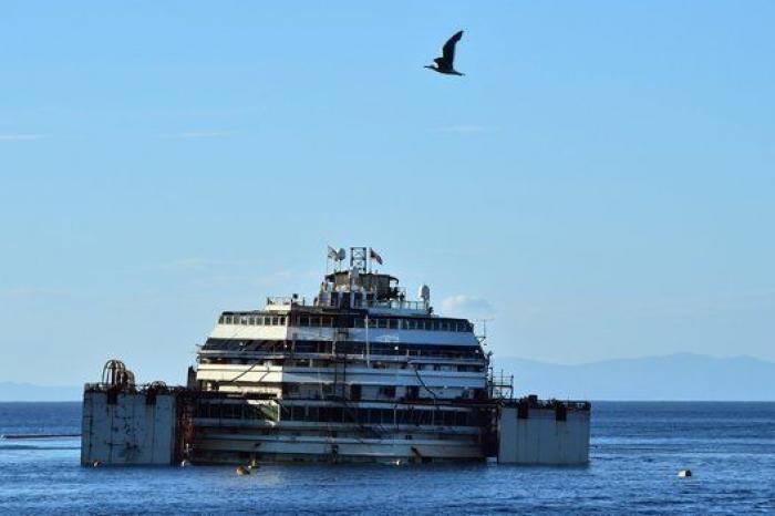 Costa Concordia time-lapse (VÍDEO): el barco vuelve a flotar antes de su traslado a Génova (FOTOS)