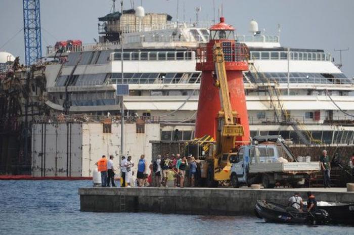 Costa Concordia time-lapse (VÍDEO): el barco vuelve a flotar antes de su traslado a Génova (FOTOS)