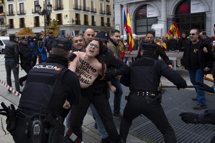 Manifestantes franquistas intentan agredir a tres activistas de FEMEN que protestaron contra la marcha