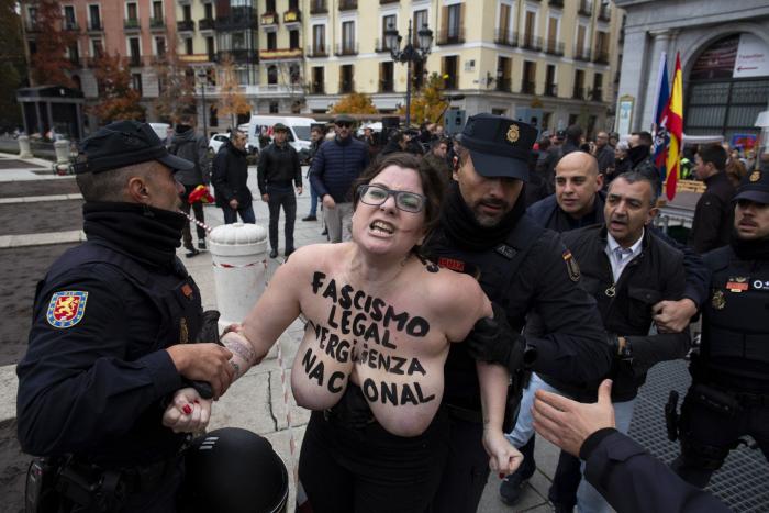 Manifestantes franquistas intentan agredir a tres activistas de FEMEN que protestaron contra la marcha