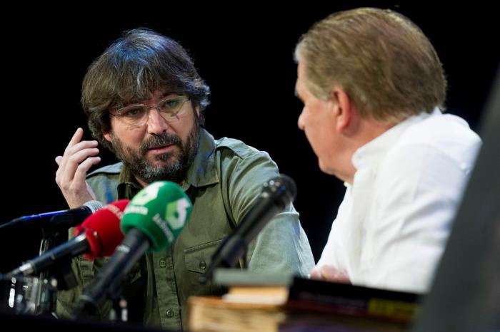 El mensaje de Jordi Évole a Almeida y Ayuso tras el homenaje del Atlético a Almudena Grandes
