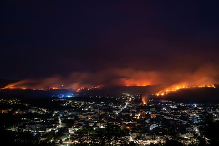 El incendio de Vall d'Ebo sigue activo y obliga a desalojar la sexta localidad