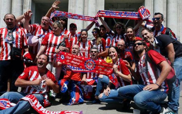 Las aficiones de Madrid y Atlético toman Milán (FOTOS)