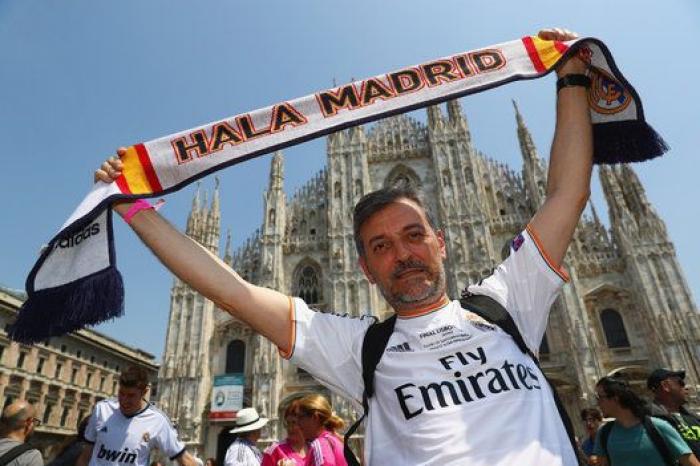 Las aficiones de Madrid y Atlético toman Milán (FOTOS)
