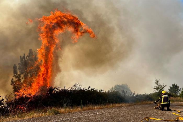El incendio de Vall d'Ebo sigue activo y obliga a desalojar la sexta localidad