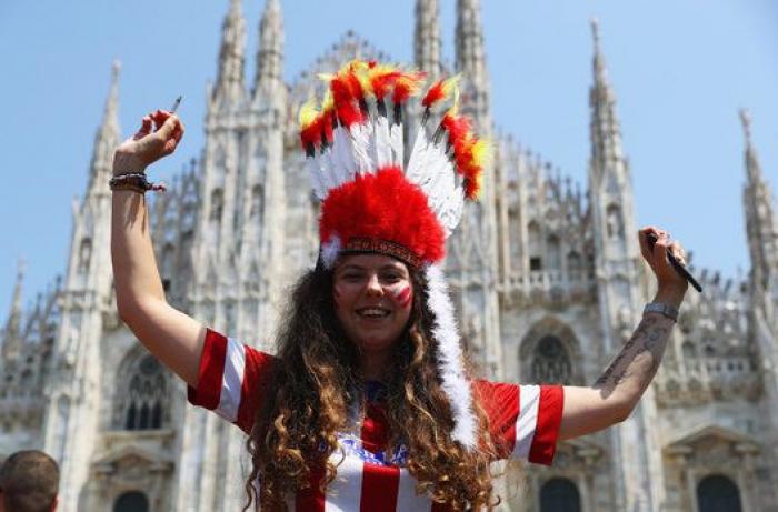 Las aficiones de Madrid y Atlético toman Milán (FOTOS)