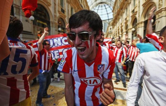 Las aficiones de Madrid y Atlético toman Milán (FOTOS)
