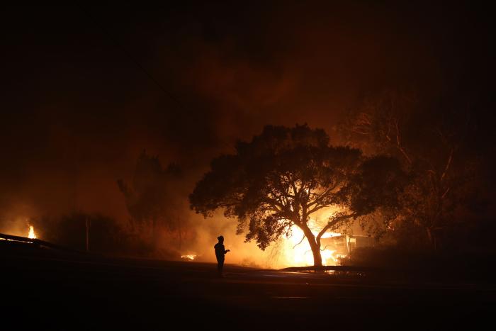 El incendio de Vall d'Ebo sigue activo y obliga a desalojar la sexta localidad
