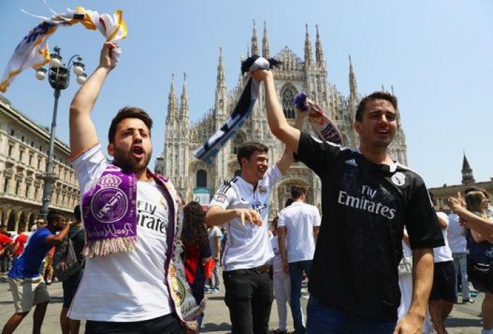 Las aficiones de Madrid y Atlético toman Milán (FOTOS)
