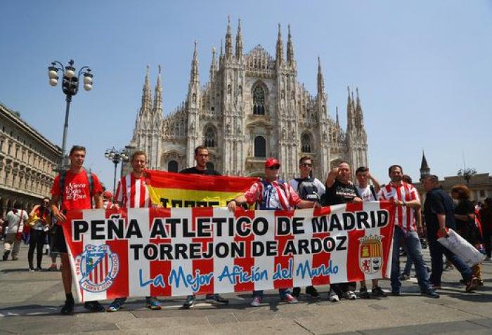 Las aficiones de Madrid y Atlético toman Milán (FOTOS)