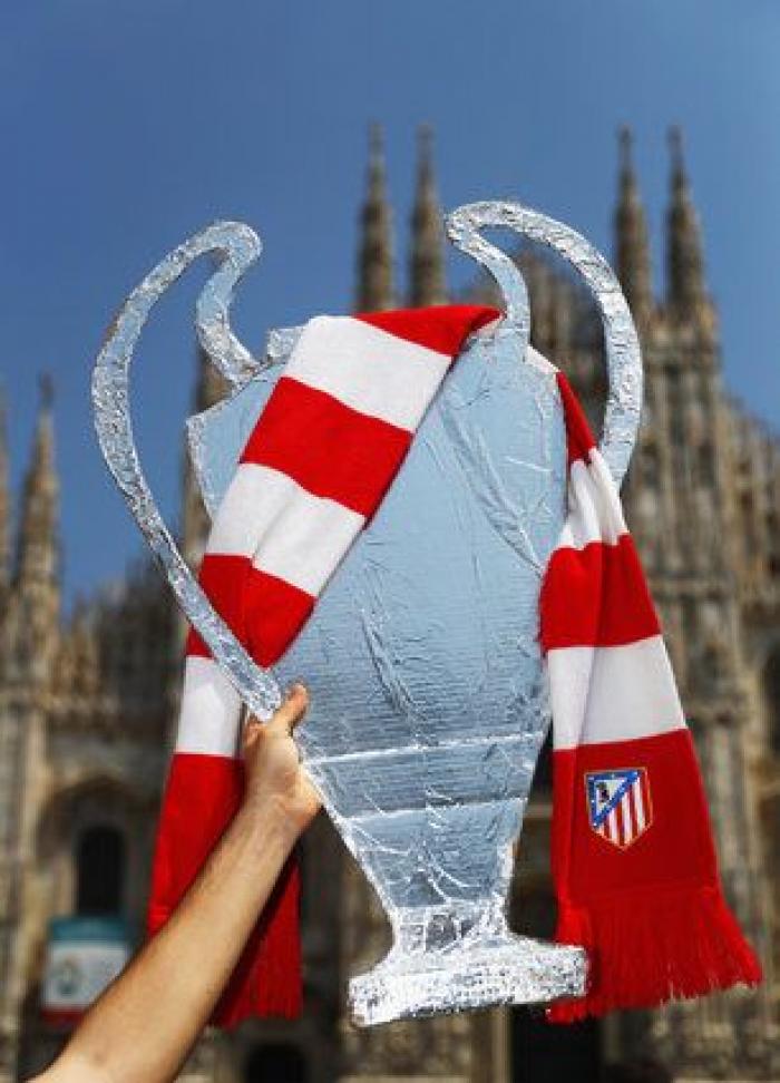 Las aficiones de Madrid y Atlético toman Milán (FOTOS)