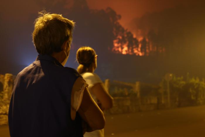 El incendio de Vall d'Ebo sigue activo y obliga a desalojar la sexta localidad