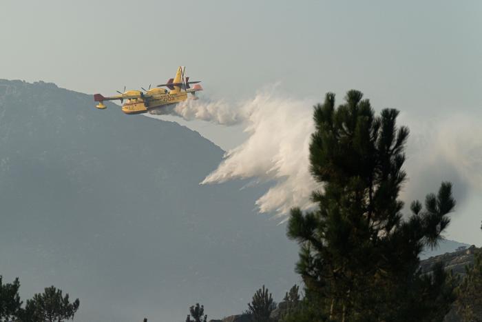 El incendio de Vall d'Ebo sigue activo y obliga a desalojar la sexta localidad