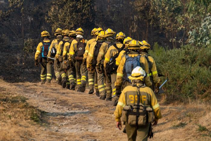 El incendio de Vall d'Ebo sigue activo y obliga a desalojar la sexta localidad
