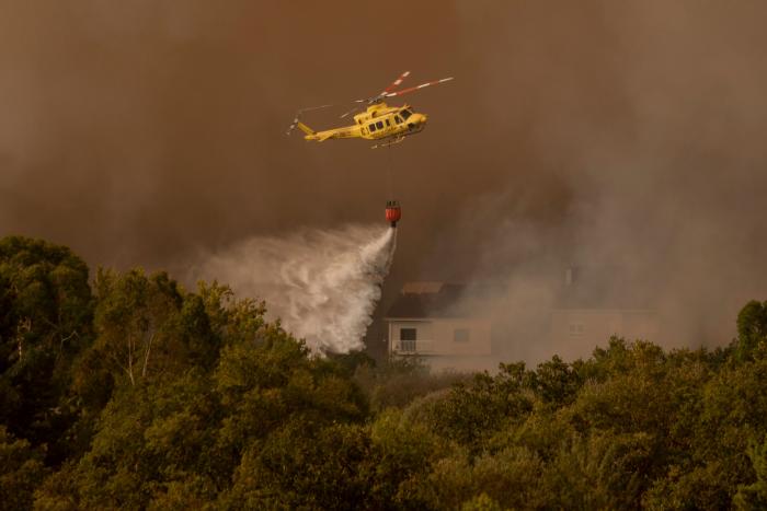 El incendio de Vall d'Ebo sigue activo y obliga a desalojar la sexta localidad