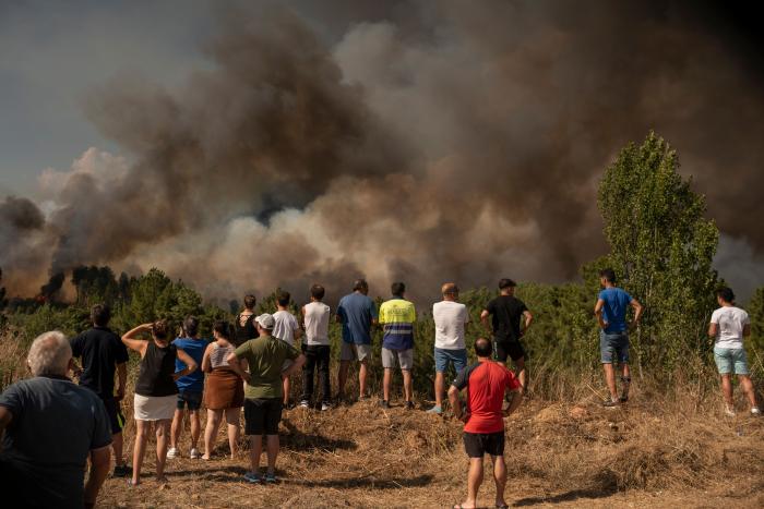 El incendio de Vall d'Ebo sigue activo y obliga a desalojar la sexta localidad