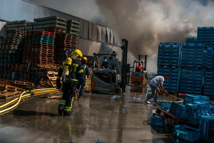 El incendio de Vall d'Ebo sigue activo y obliga a desalojar la sexta localidad