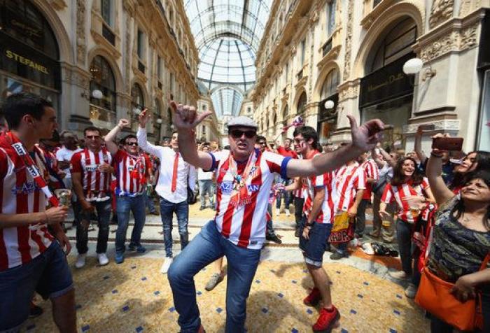 Las aficiones de Madrid y Atlético toman Milán (FOTOS)