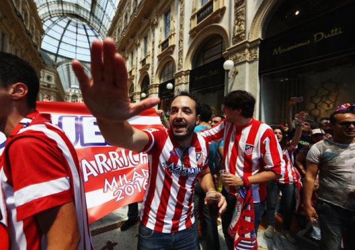 Las aficiones de Madrid y Atlético toman Milán (FOTOS)