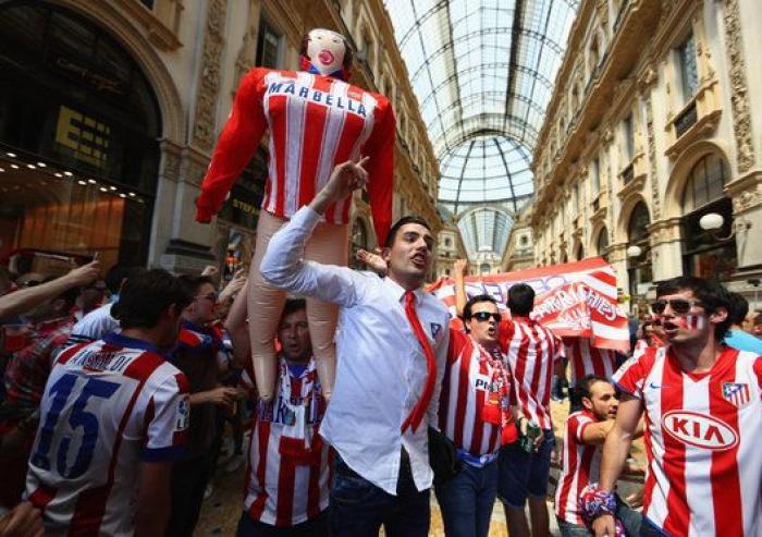 Las aficiones de Madrid y Atlético toman Milán (FOTOS)