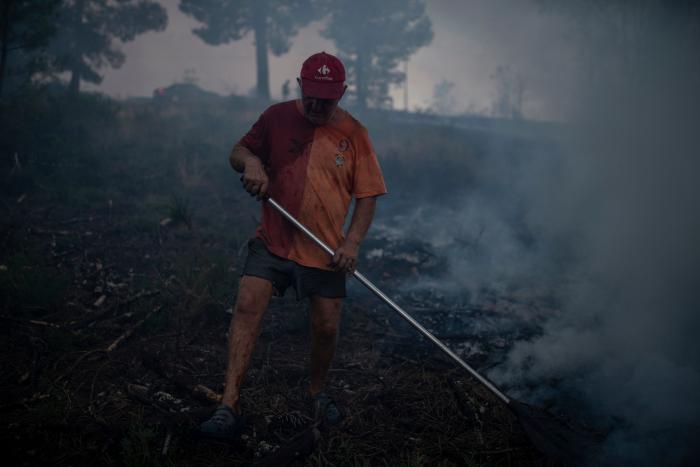 El incendio de Vall d'Ebo sigue activo y obliga a desalojar la sexta localidad