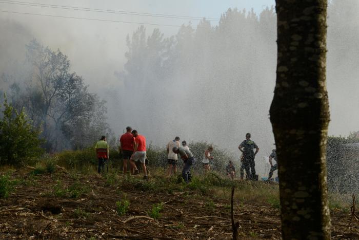 El incendio de Vall d'Ebo sigue activo y obliga a desalojar la sexta localidad
