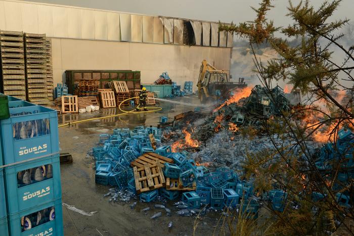 El incendio de Vall d'Ebo sigue activo y obliga a desalojar la sexta localidad