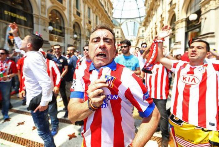 Las aficiones de Madrid y Atlético toman Milán (FOTOS)