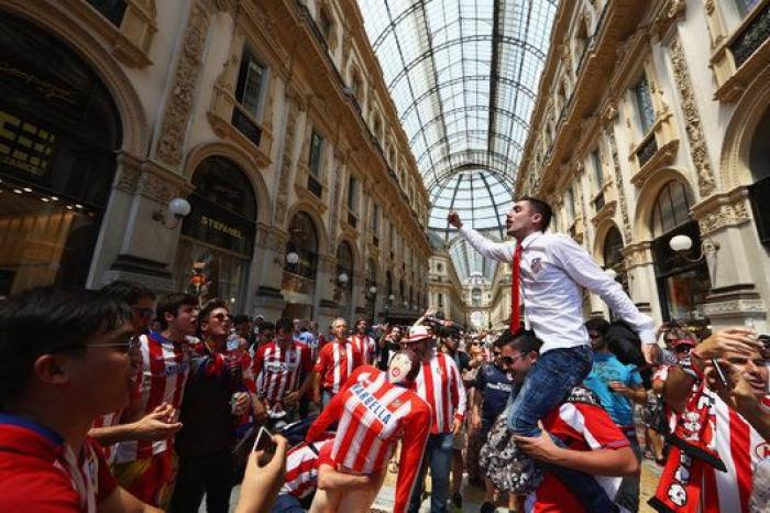 Las aficiones de Madrid y Atlético toman Milán (FOTOS)