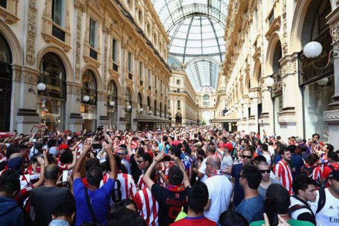 Las aficiones de Madrid y Atlético toman Milán (FOTOS)