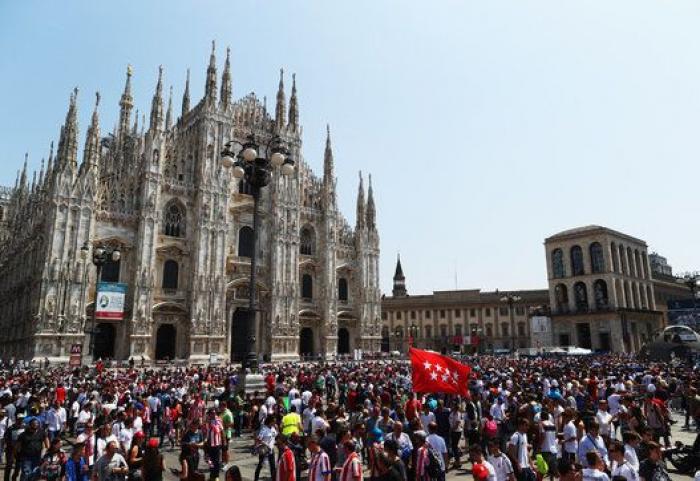 Las aficiones de Madrid y Atlético toman Milán (FOTOS)