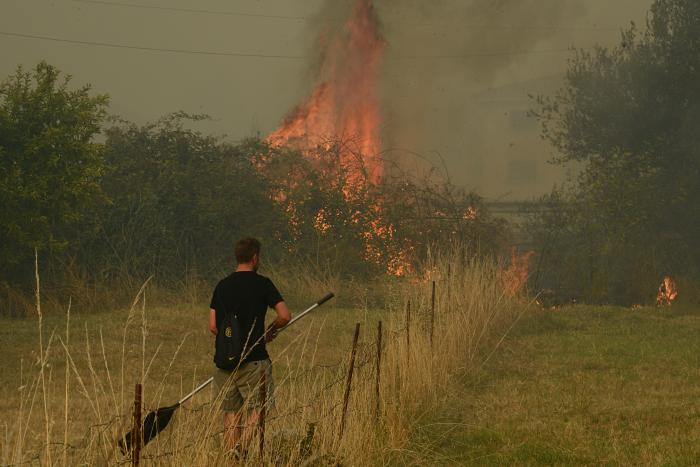 El incendio de Vall d'Ebo sigue activo y obliga a desalojar la sexta localidad