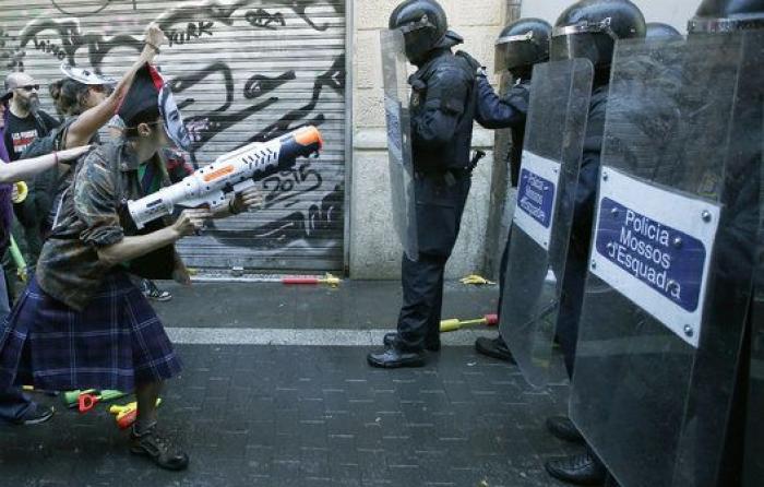 Las cargas policiales vuelven a Gràcia en los alrededores del banco okupado