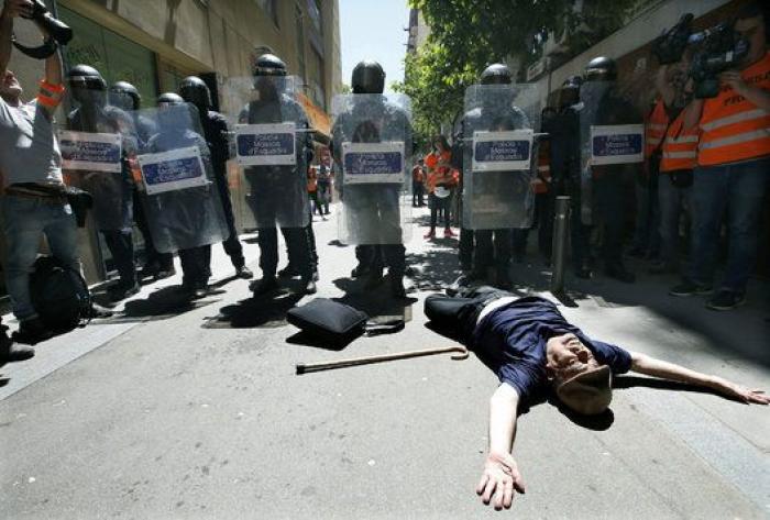 Las cargas policiales vuelven a Gràcia en los alrededores del banco okupado