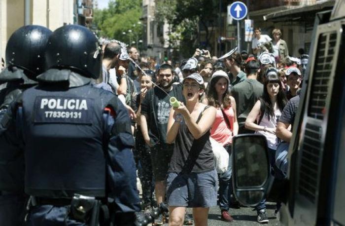 Las cargas policiales vuelven a Gràcia en los alrededores del banco okupado