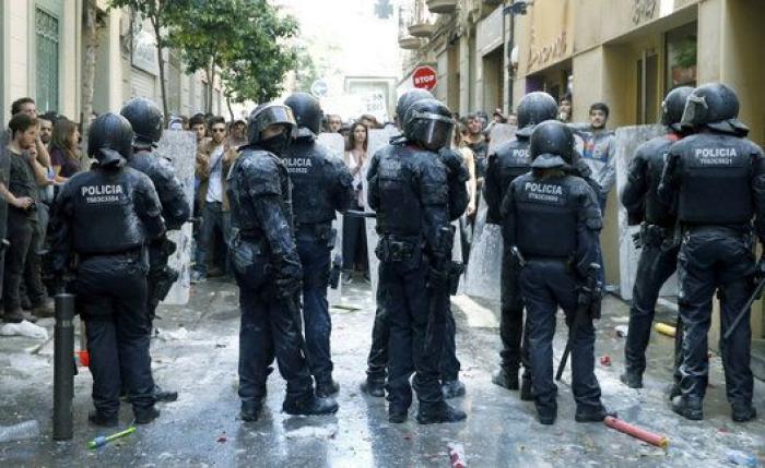 Las cargas policiales vuelven a Gràcia en los alrededores del banco okupado