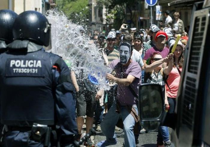 Las cargas policiales vuelven a Gràcia en los alrededores del banco okupado