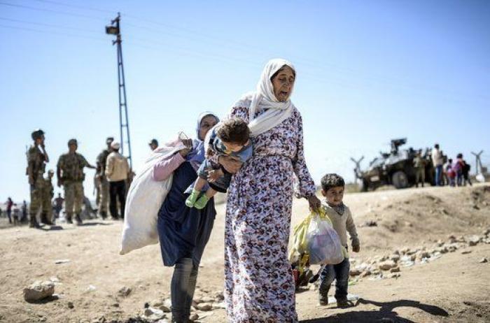 Las duras imágenes de 60.000 kurdos cruzando la frontera con Turquía (FOTOS)