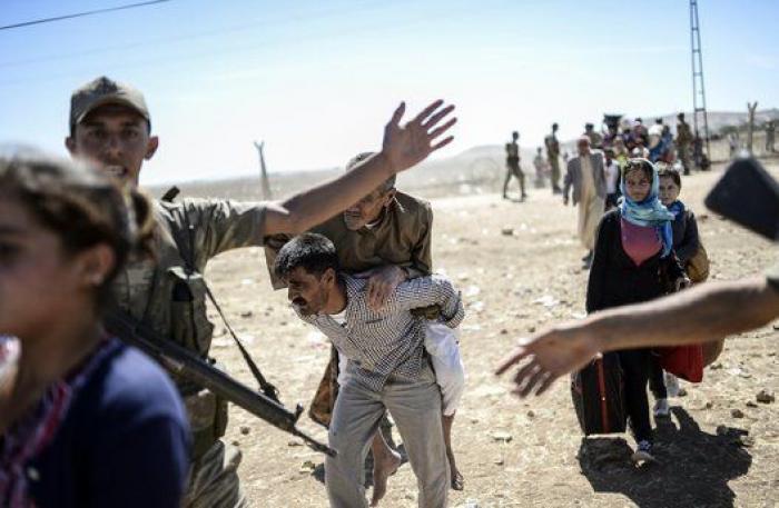 Las duras imágenes de 60.000 kurdos cruzando la frontera con Turquía (FOTOS)