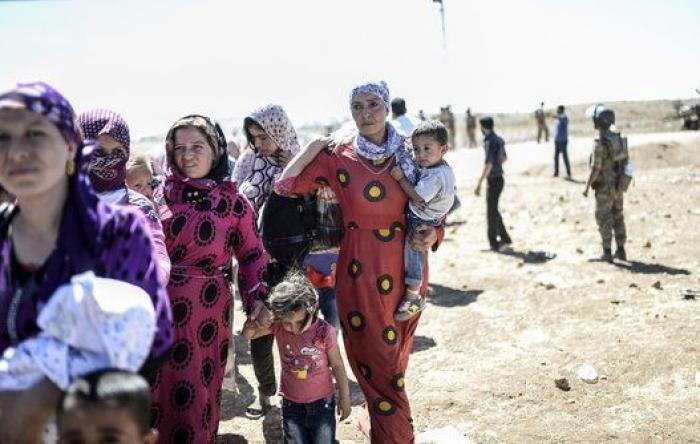 Las duras imágenes de 60.000 kurdos cruzando la frontera con Turquía (FOTOS)